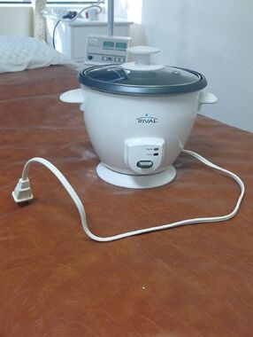 Rival Electric Rice Cooker in White with Glass Lid